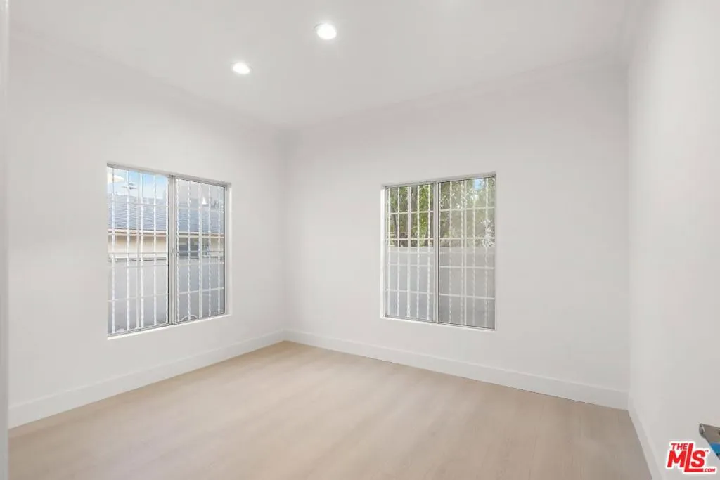 800 S Bronson Avenue, Los Angeles, California 90005 home-pic-24